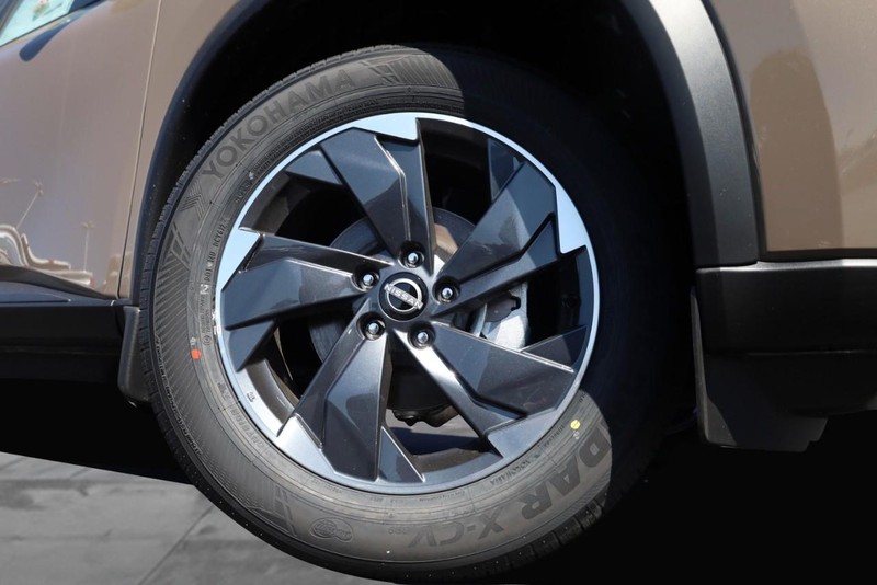 Nissan Rogue Vehicle Image 04