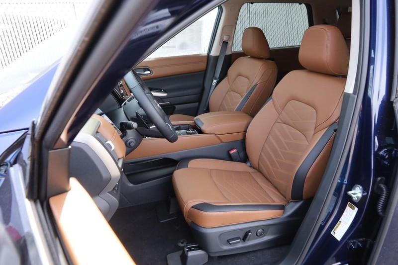 Nissan Pathfinder Vehicle Image 10
