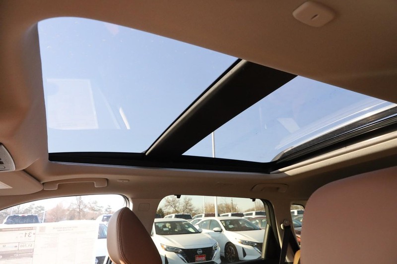 Nissan Rogue Vehicle Image 09