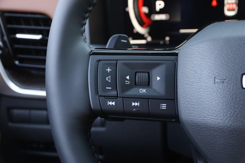 Nissan Rogue Vehicle Image 13