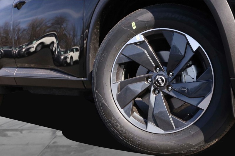 Nissan Rogue Vehicle Image 04