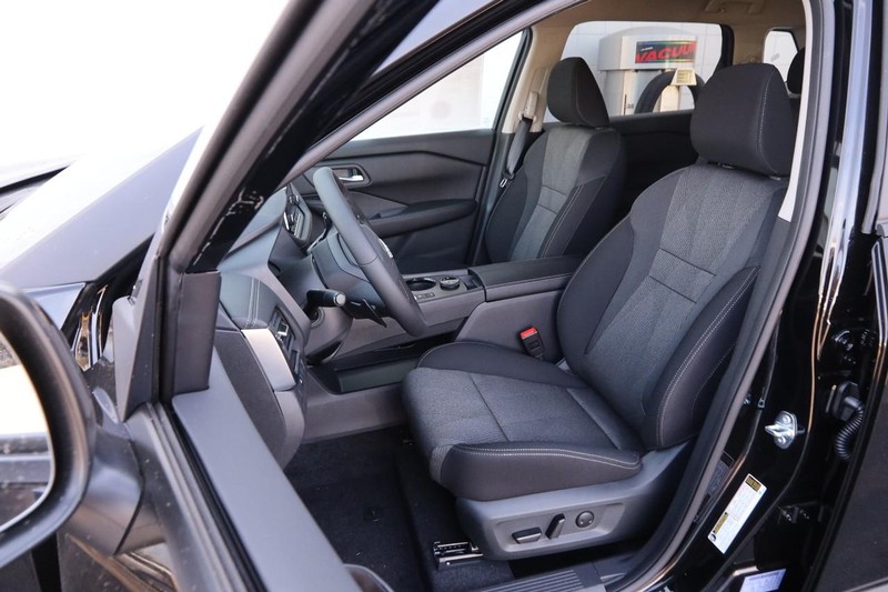 Nissan Rogue Vehicle Image 09
