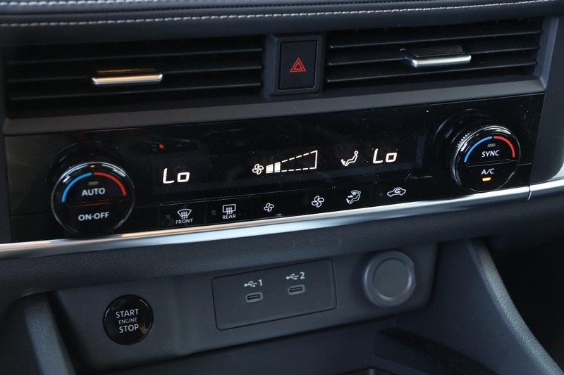 Nissan Rogue Vehicle Image 17