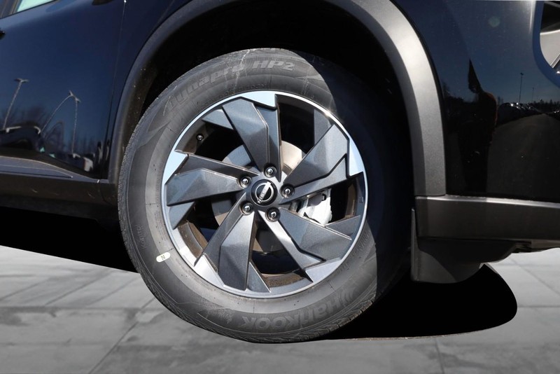 Nissan Rogue Vehicle Image 04
