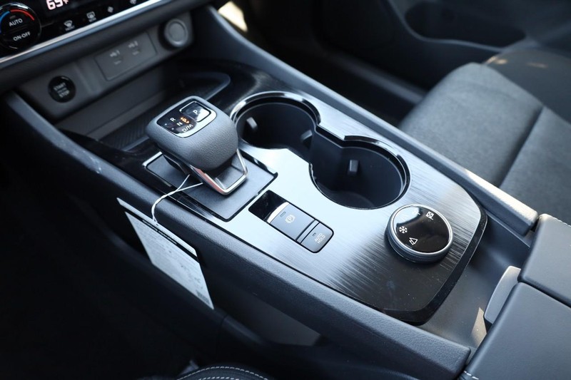 Nissan Rogue Vehicle Image 17