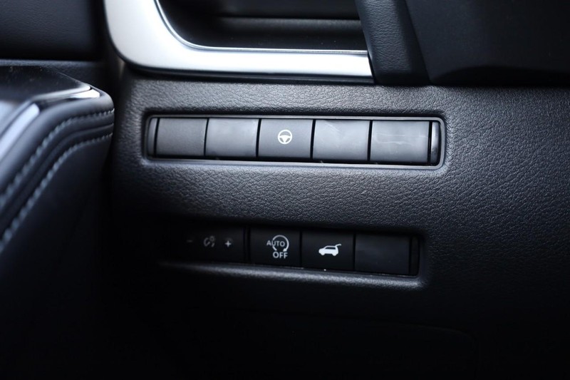 Nissan Rogue Vehicle Image 18