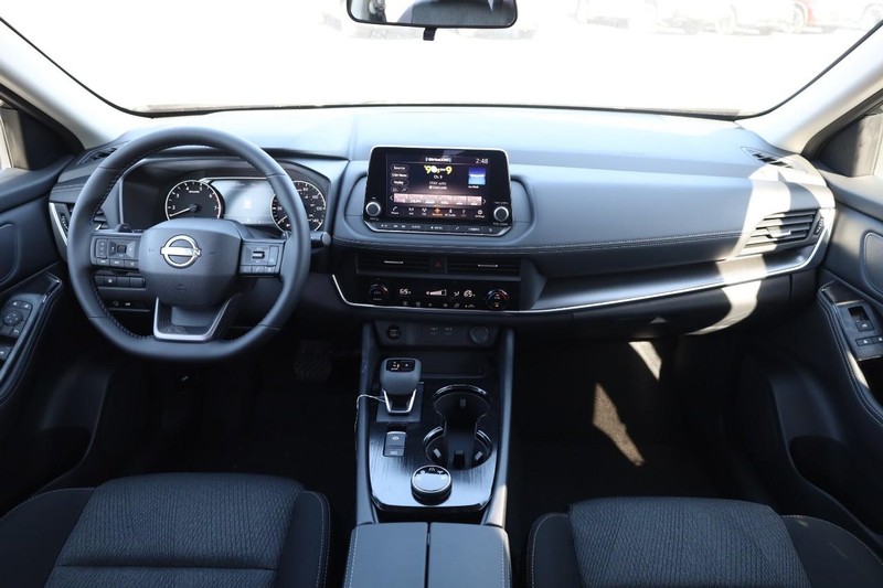 Nissan Rogue Vehicle Image 24