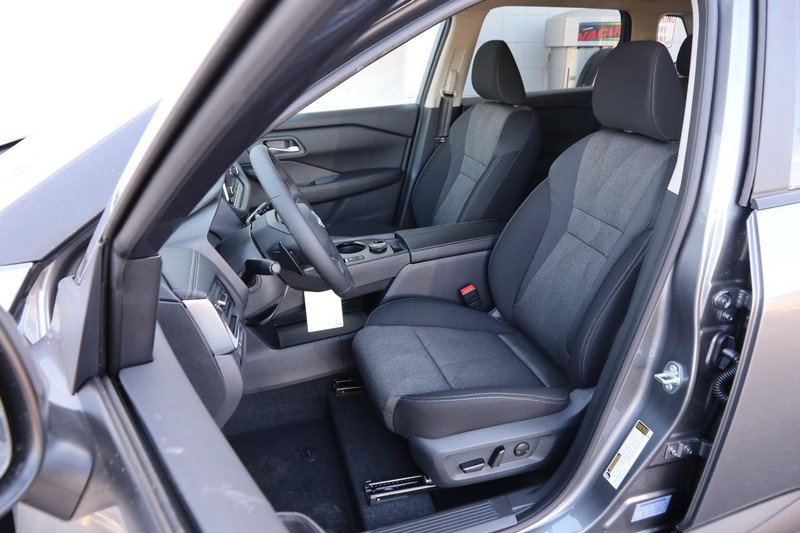 Nissan Rogue Vehicle Image 09