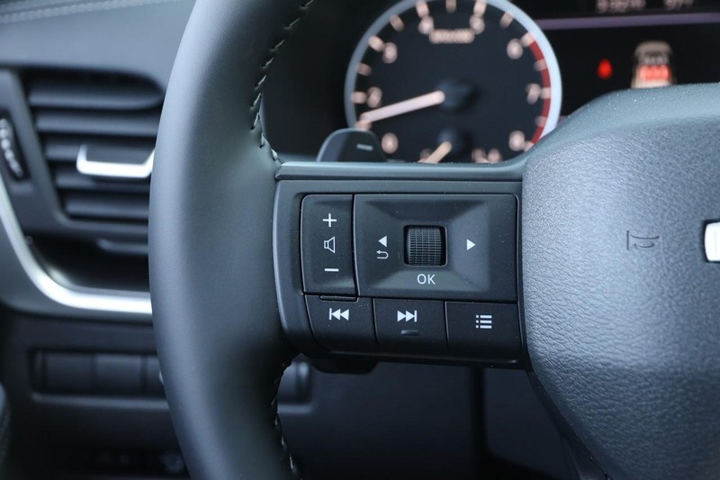 Nissan Rogue Vehicle Image 12