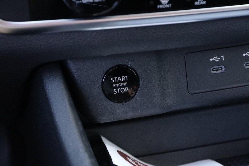 Nissan Rogue Vehicle Image 15