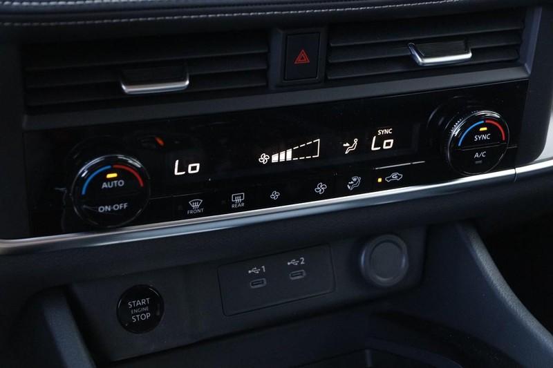 Nissan Rogue Vehicle Image 18