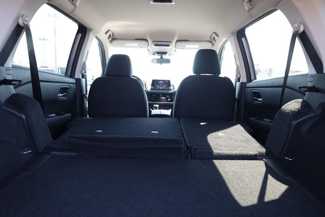 Nissan Rogue Vehicle Image 09
