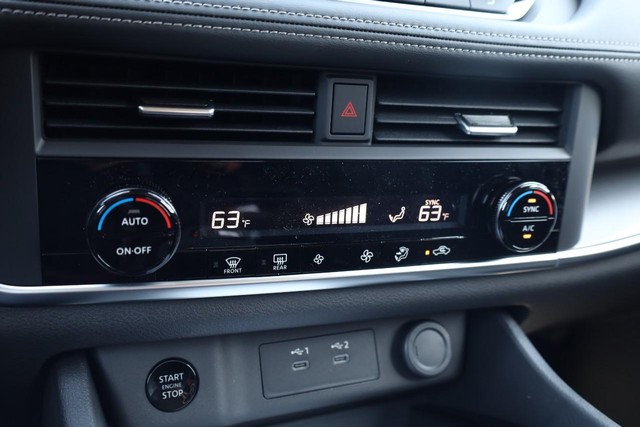 Nissan Rogue Vehicle Image 15