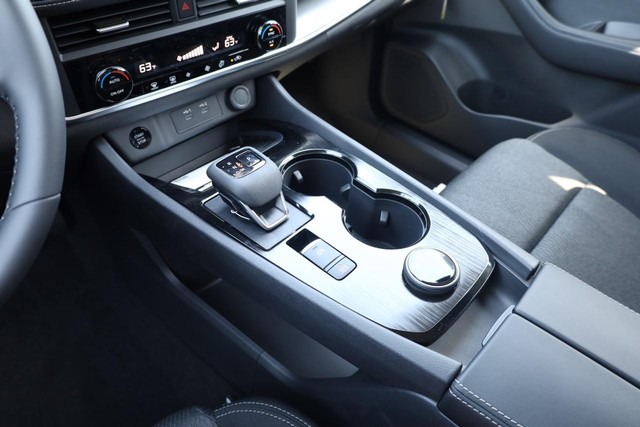 Nissan Rogue Vehicle Image 17