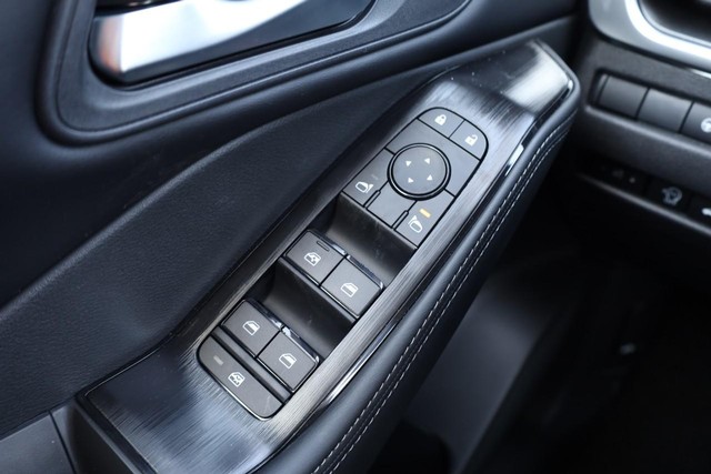 Nissan Rogue Vehicle Image 19