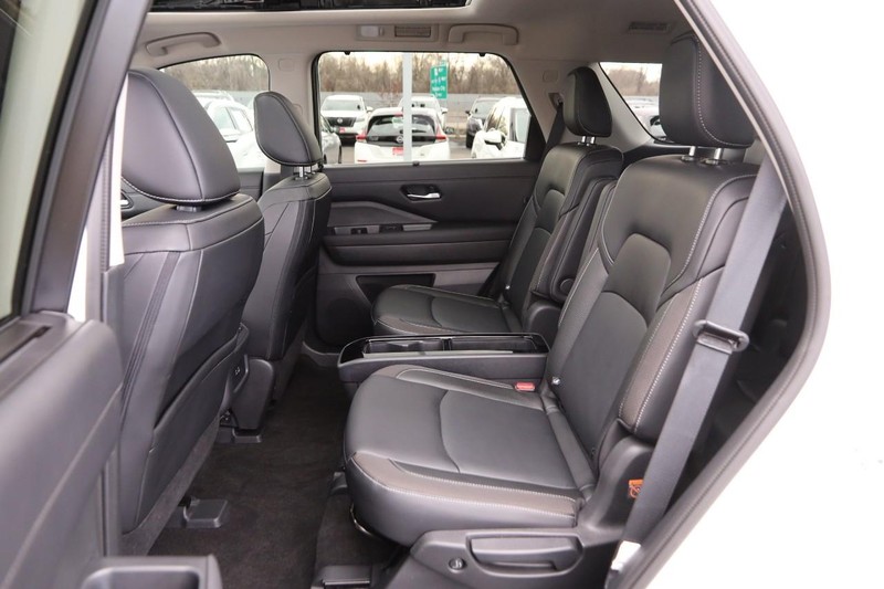 Nissan Pathfinder Vehicle Image 11