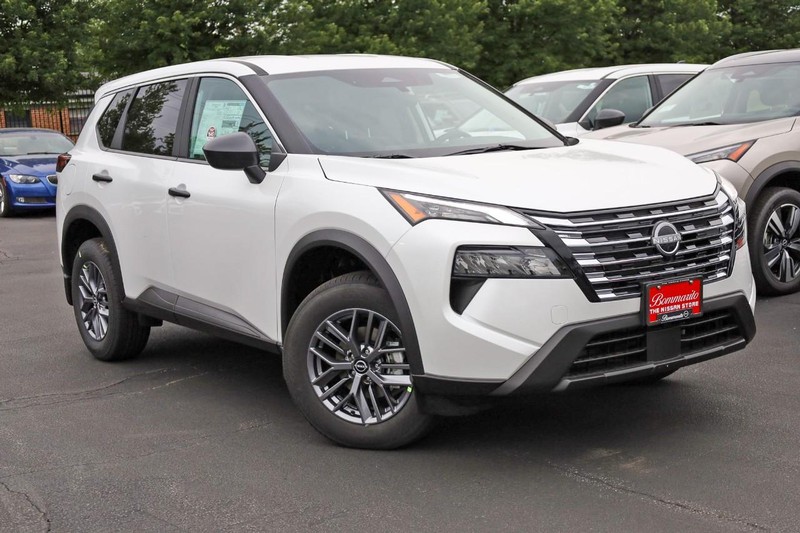 Nissan Rogue Vehicle Image 02
