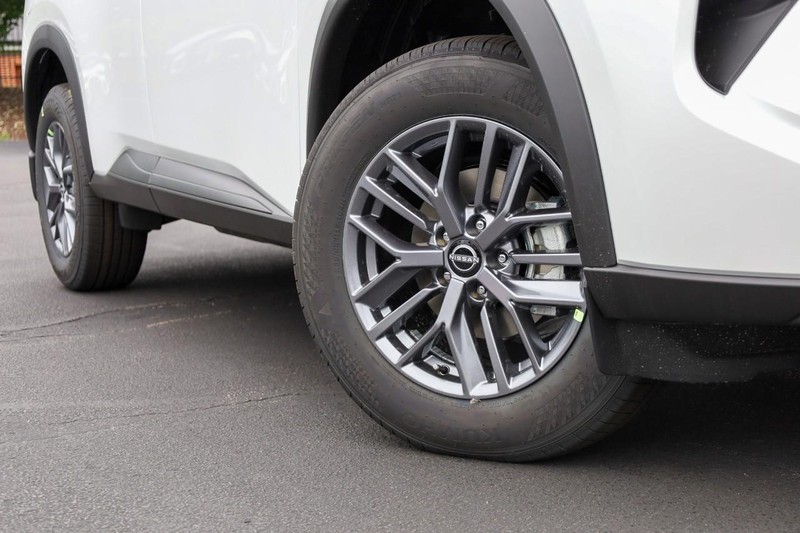 Nissan Rogue Vehicle Image 03