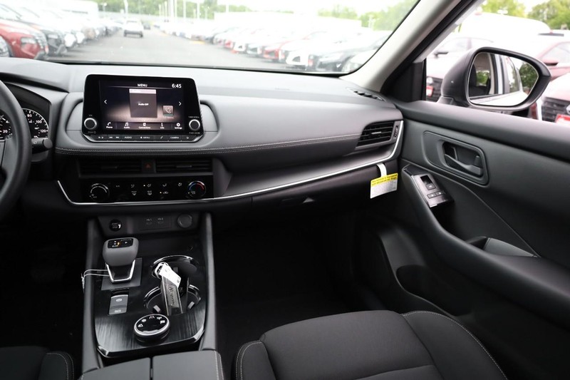 Nissan Rogue Vehicle Image 18