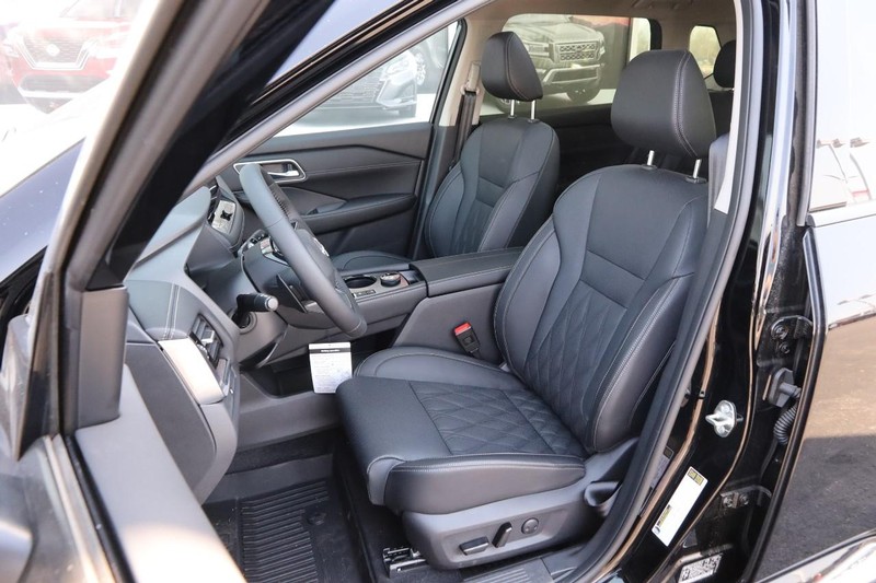 Nissan Rogue Vehicle Image 10