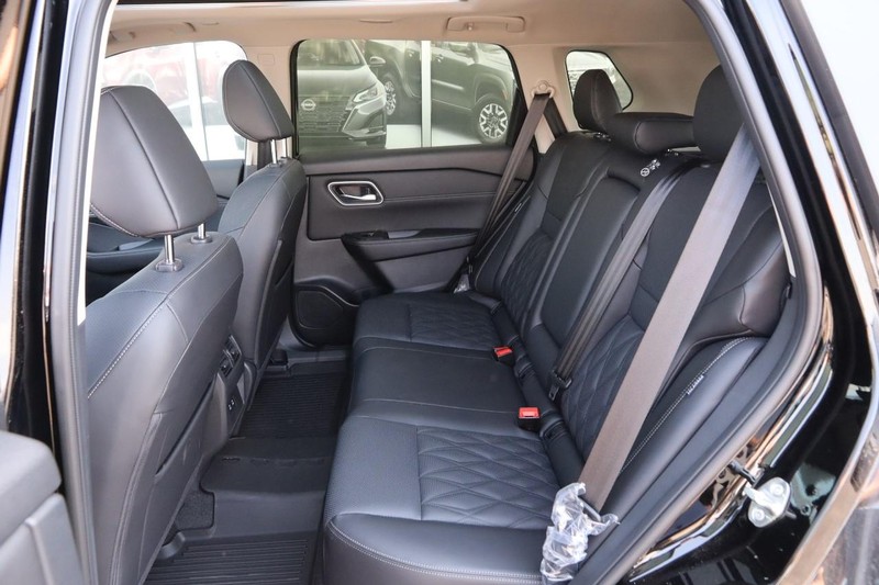 Nissan Rogue Vehicle Image 11