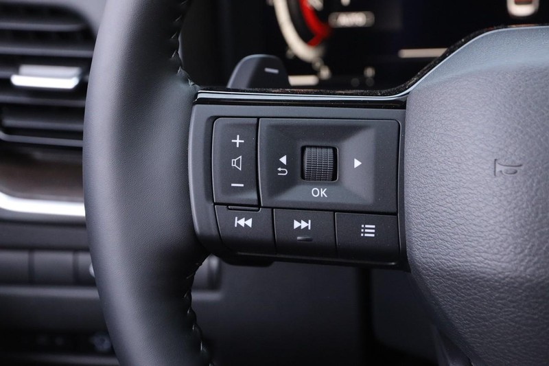 Nissan Rogue Vehicle Image 13