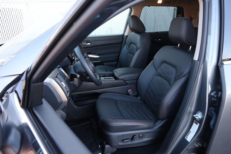Nissan Pathfinder Vehicle Image 10
