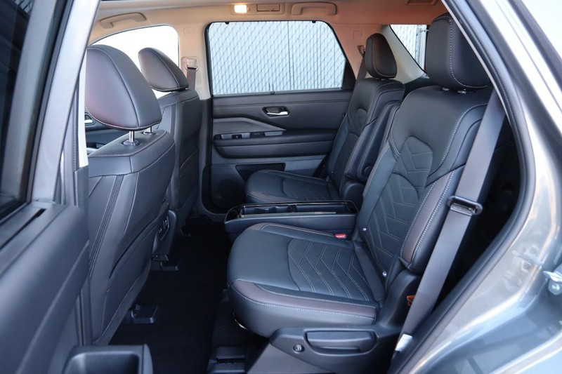 Nissan Pathfinder Vehicle Image 11