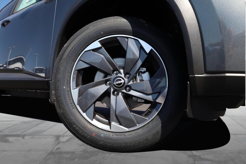Nissan Rogue Vehicle Image 04