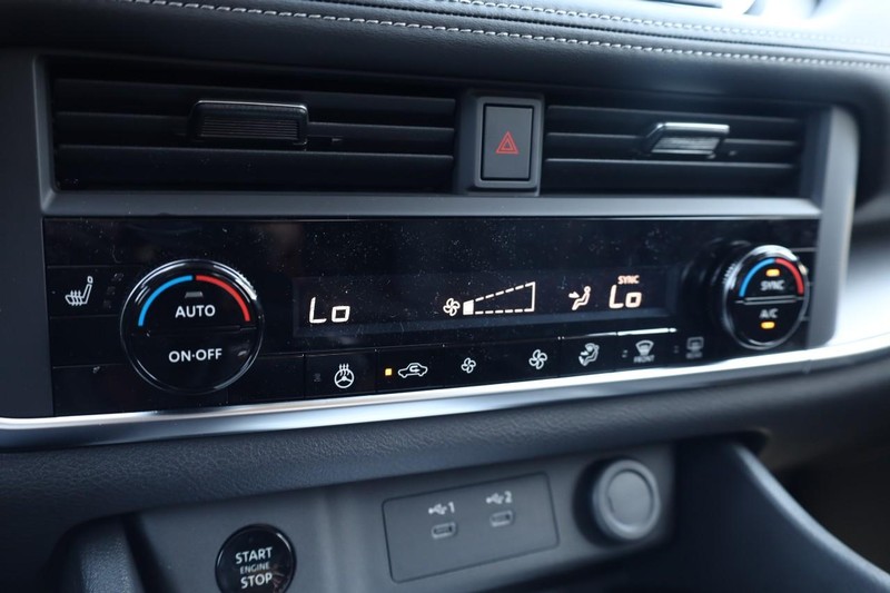 Nissan Rogue Vehicle Image 15