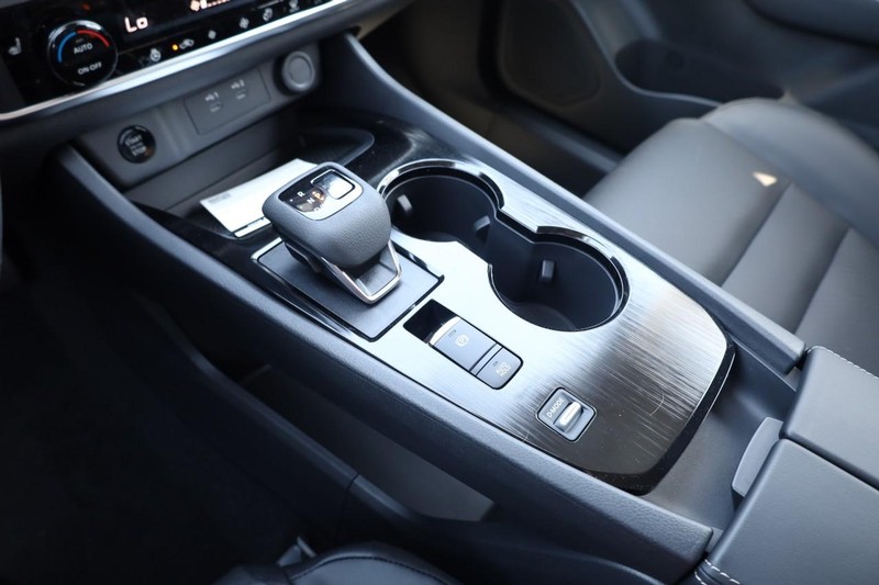 Nissan Rogue Vehicle Image 17