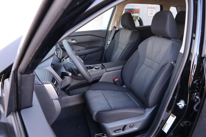Nissan Rogue Vehicle Image 09