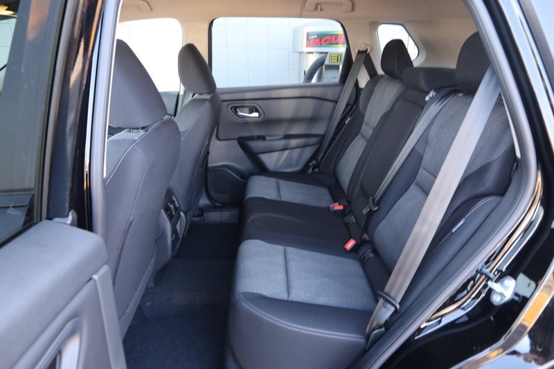 Nissan Rogue Vehicle Image 10