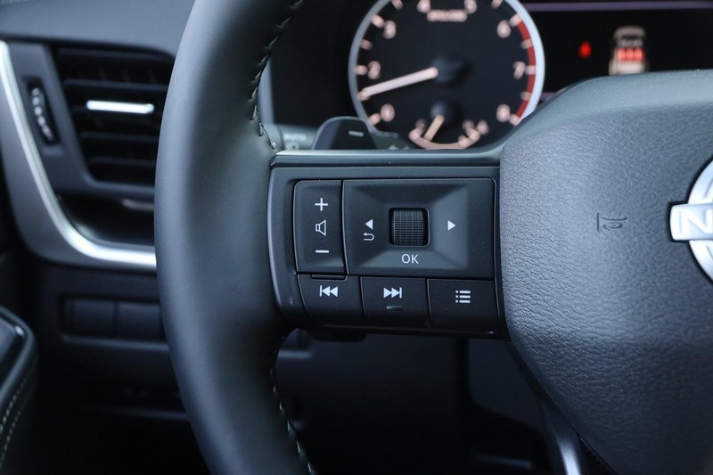 Nissan Rogue Vehicle Image 12