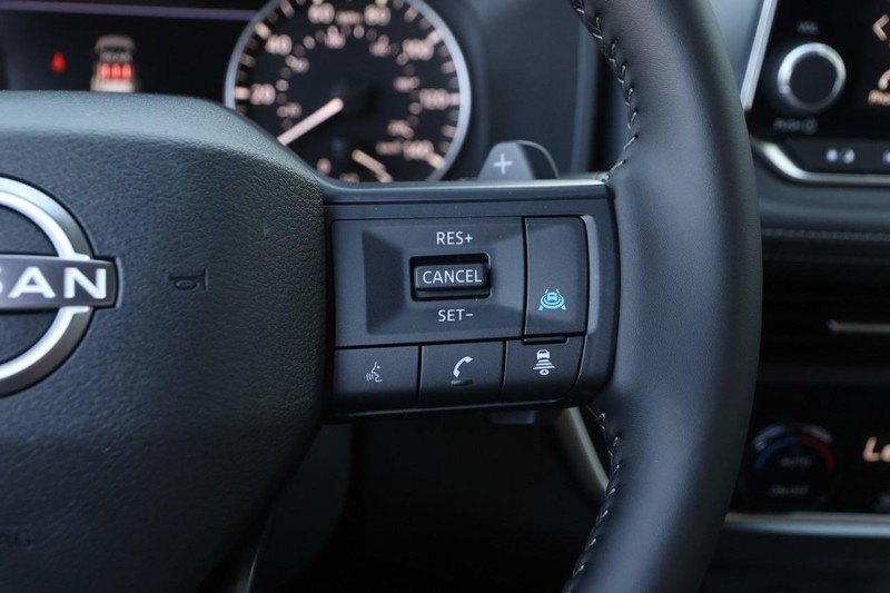 Nissan Rogue Vehicle Image 13