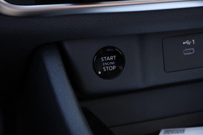 Nissan Rogue Vehicle Image 15
