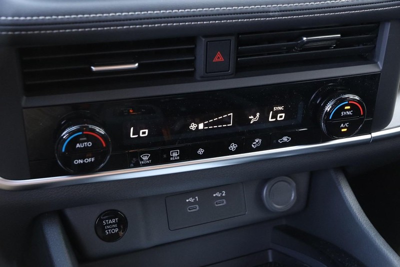 Nissan Rogue Vehicle Image 18