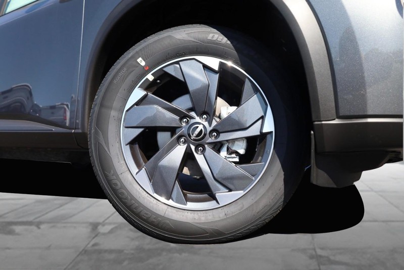 Nissan Rogue Vehicle Image 04