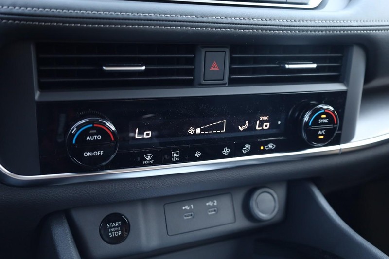 Nissan Rogue Vehicle Image 15