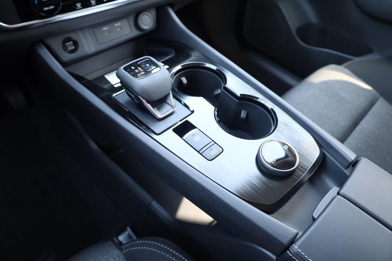 Nissan Rogue Vehicle Image 17