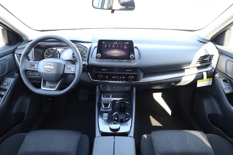 Nissan Rogue Vehicle Image 24