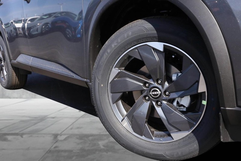 Nissan Rogue Vehicle Image 03