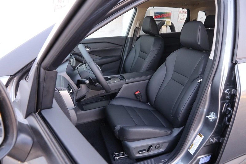 Nissan Rogue Vehicle Image 11