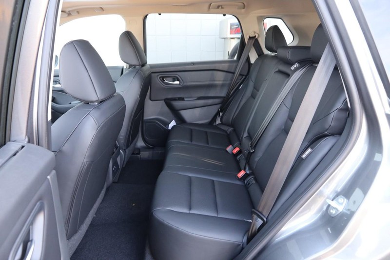 Nissan Rogue Vehicle Image 12