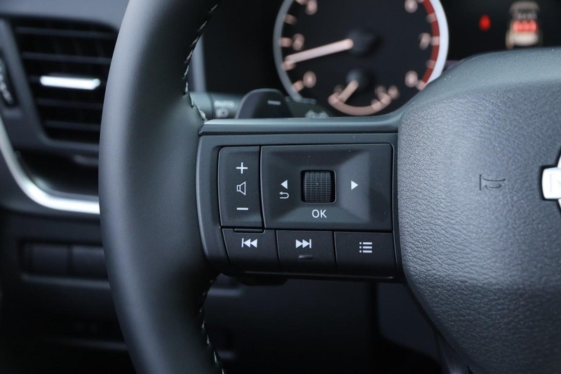 Nissan Rogue Vehicle Image 14