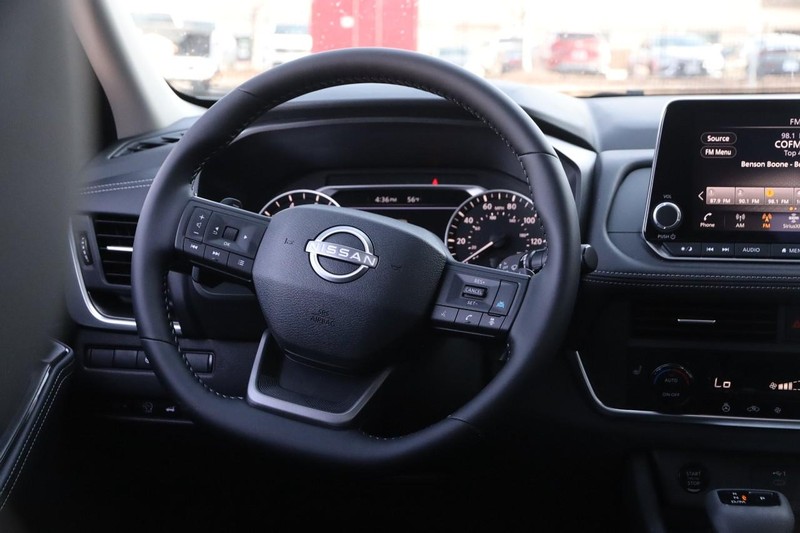Nissan Rogue Vehicle Image 24
