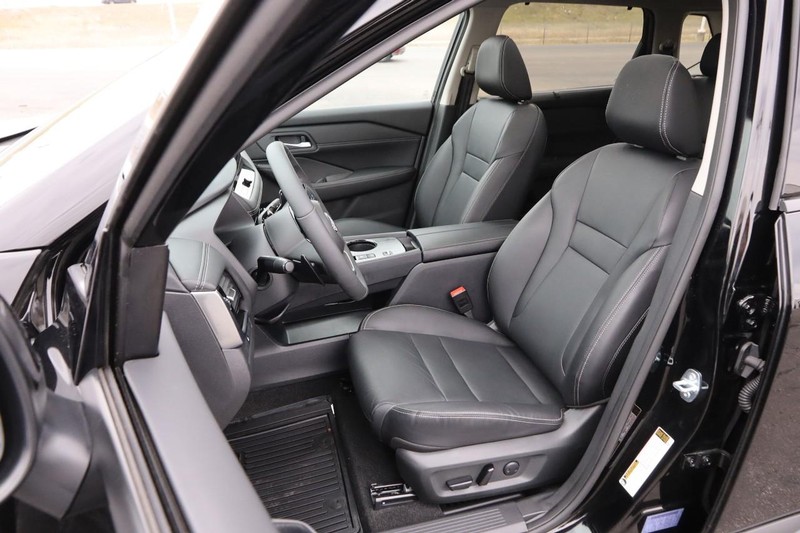 Nissan Rogue Vehicle Image 10