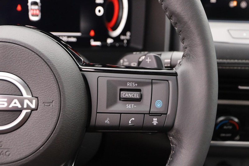 Nissan Rogue Vehicle Image 14