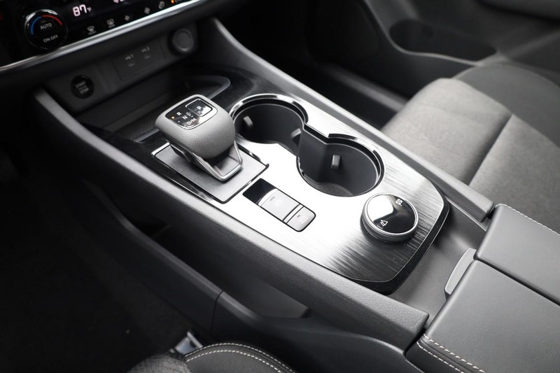 Nissan Rogue Vehicle Image 16