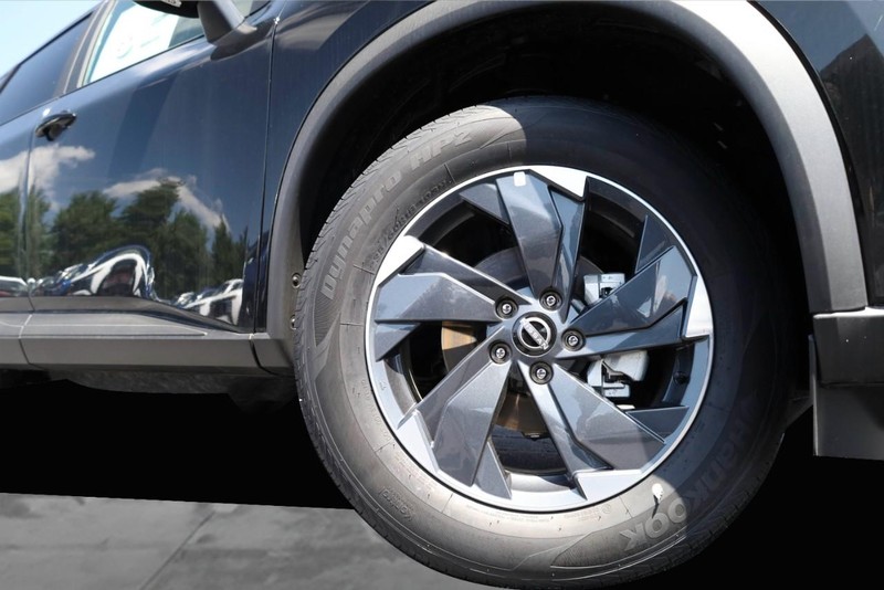 Nissan Rogue Vehicle Image 03